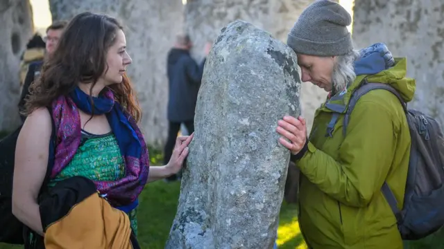 Люди обіймають камені