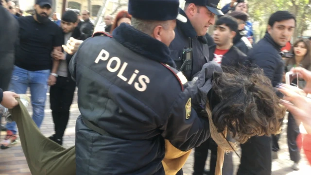 8 marş yürüşünün iştirakçısı polis tərəfindən aparılır