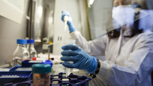 Лаборант с пробиркой