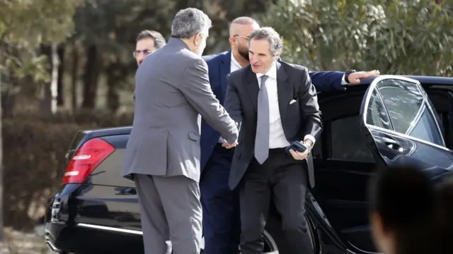 رافائل گروسی، مدیرکل آژانس، به طور پیوسته از ایران خواسته است که به بازرسان اجازه بازدید از تاسیسات بمباران شده داده شود