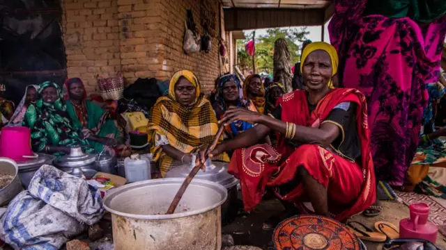 نساء سودانيات يطبخن