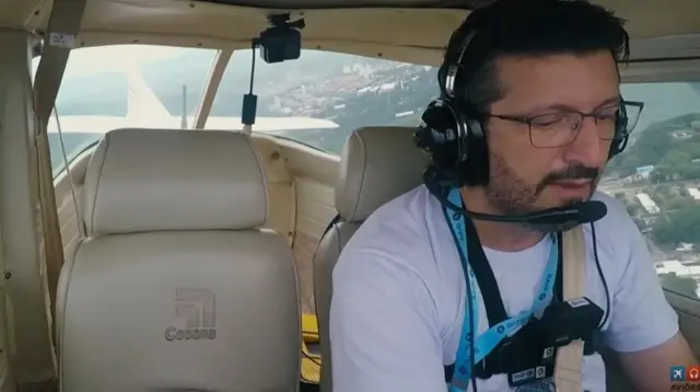 Lito pilotando um avião