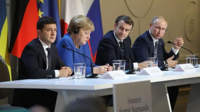Zelensky na Putin baheruka guhurira mu cumba kimwe mu nama ya 2019 i Paris - igihe Angela Merkel yari umukuru wa reta y'Ubudagi. kuri iyi foto, uba i bubamfu uja i uja i buryo: Zelensky, Angela Merkel, Macron na Putin bar mu nama