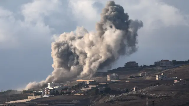 İsrail'in hava saldırılarında vurulan Lübnan'ın güneyindeki Maroun El Ras kasabası, 1 Ekim.