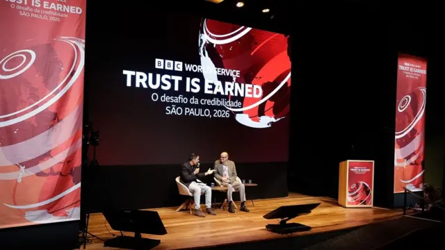 O jornalista João Fellet e Drauzio Varella sentados em cadeiras no palco, conversando