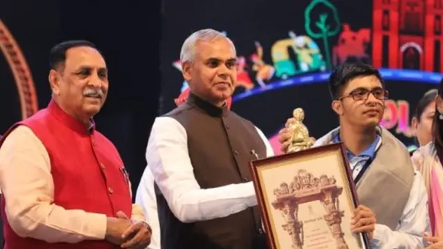 રાજકોટમાં ગણતંત્ર દિવસના અનુસંધાને યોજાયેલા એક જાહેરકાર્યક્રમ દરમિયાન વિજય રુપાણી (ડાબે) તથા રાજ્યપાલ દેવવ્રત આચાર્ય