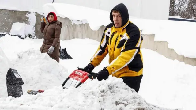 અમેરિકા : ત્રણ ફૂટ સુધીનો બરફ પડ્યો, બરફના તોફાનને કારણે સેંકડો ફ્લાઇટ્સ કેન્સલ – ન્યૂઝ અપડેટ