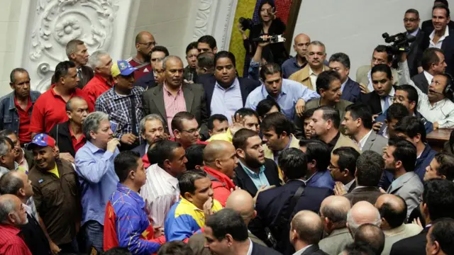 El pasado domingo simpatizantes del gobierno interrumpieron tensa sesión de la Asamblea Nacional.