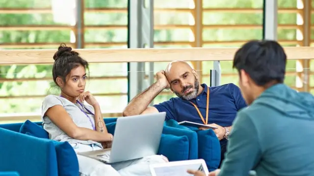 موظف يجلس مع زملائه في العمل