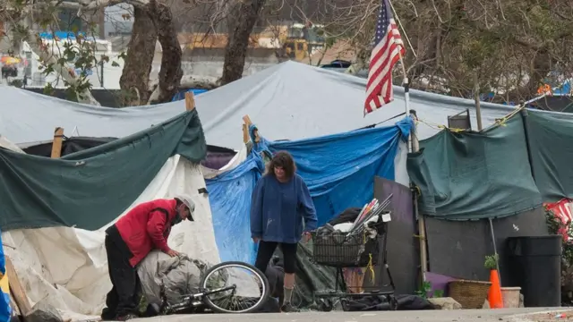 Homem e mulher consertando bicicletabonus deposito betanoacampamento