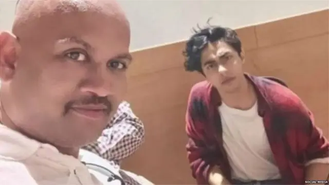 किरण गोसावी ने आर्यन ख़ान के साथ सेल्फी ली थी.