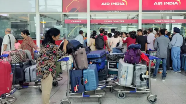 Pipo stand for airport counter wit dia luggage