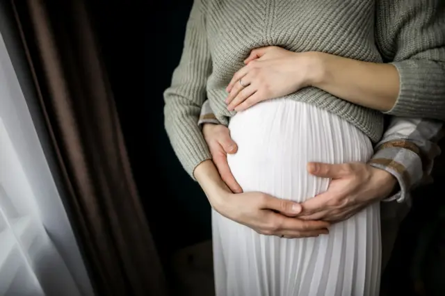 கூவாட் சிண்ட்ரோம்: கர்ப்பிணிப் பெண்களின் கணவர்களும் கர்ப்பகால அறிகுறிகளை அனுபவிப்பது ஏன்?