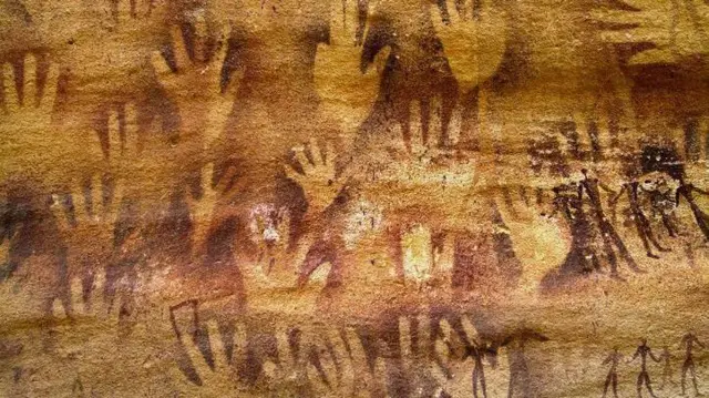 jejak-jejak tangan anak-anak zaman prasejarah