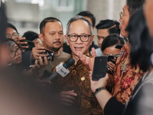 Mahendra Siregar, ketua Otoritas Jasa Keuangan Indonesia (OJK), berbicara saat konferensi pers di Bursa Efek Indonesia (BEI) di Jakarta, Indonesia, Jumat, 30 Januari 2026. Pengunduran diri kepala eksekutif Bursa Efek Indonesia menandai konsekuensi nyata pertama dari tuntutan reformasi MSCI Inc., ketika pembuat kebijakan bergegas meluncurkan langkah-langkah yang bertujuan untuk mencegah penurunan peringkat dan memulihkan kepercayaan.