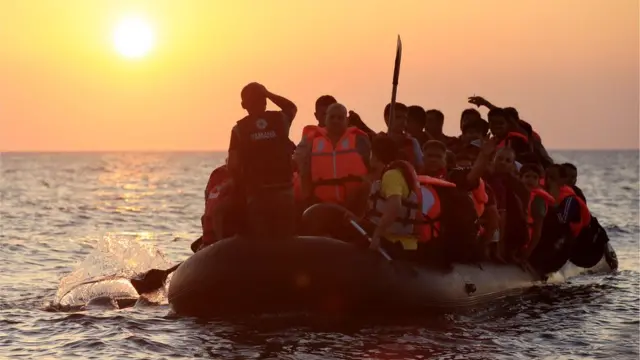 Barco com refugiados no Mediterrâneo