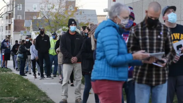 Cola de electores para votar en Iowa.