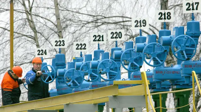 Рабочие в касках на перекачивающей станции нефтепровода «Дружба» под Минском крутят пронумерованные синие краны