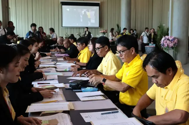 สว. ชุดใหม่พร้อมใจสวมใส่เสื้อสีเหลืองในระหว่างเข้าสภาครั้งแรกเมื่อ 11 ก.ค.