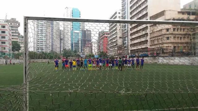 এই তরুণেরা সবাই ফুটবলকে পেশা হিসেবে আগ্রহী