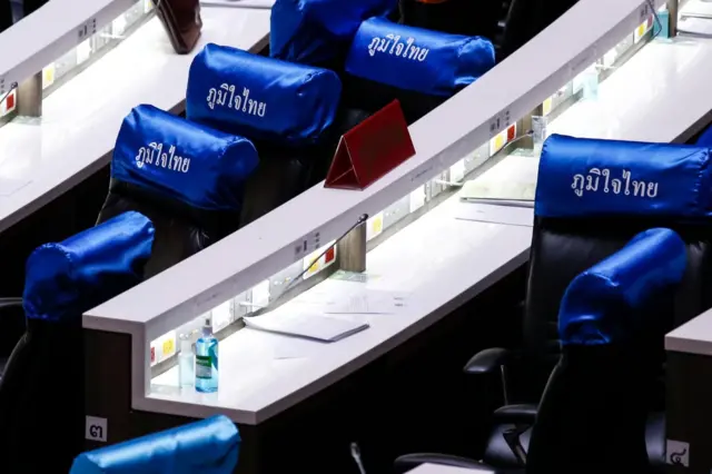 เก้าอี้ของพรรคภูมิใจไทย ไม่มีคนนั่งในสภา