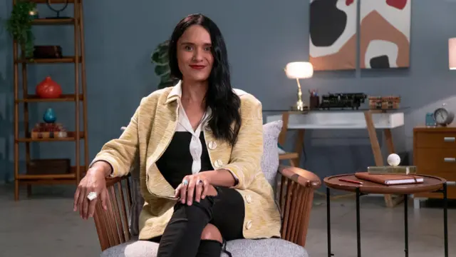 Alma Delia Murillo sentada en un sillón.