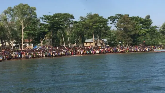 Umati mkubwa wa watu umeshuka ufukweni kutazama jitihada za uokozi