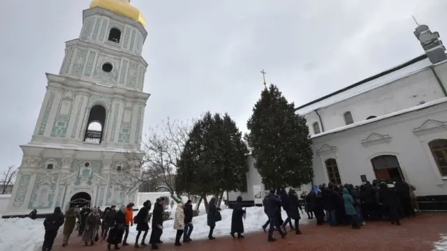 Люди на території Софійського собору