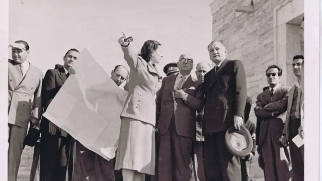 Sabiha Hanım Celal Bayar ile birlikte.