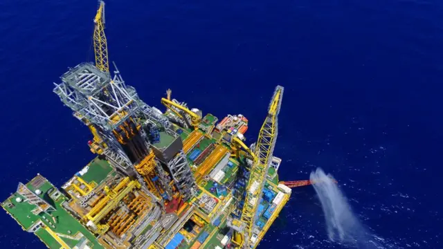 Las llamas se queman durante la prueba de extracción de hielo inflamable en el área de Shenhu del Mar de China Meridional.