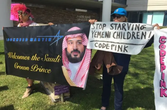 যুবরাজের বৈঠকস্থলের বাইরে যুদ্ধবিরোধীদের ক্যাম্পেইন।