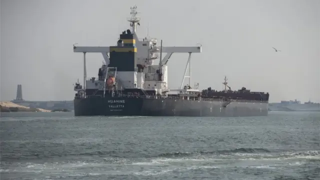 سفينة شحن تبحر في قناة السويس بعد إعادة فتح القناة أمام حركة الملاحة