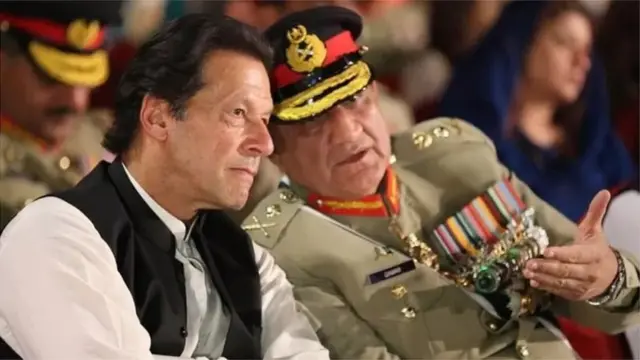 باجوہ، عمران خان 