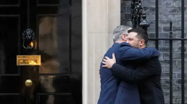 کی‌یر استارمر، نخست وزیر بریتانیا رئیس‌جمهور اوکراین را در آغوش کشید و وعده تداوم حمایت به او داد