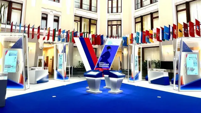 зал ЦИК, увешанный флагами российских регионов