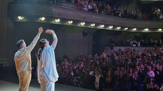Claudia Raia e Jarbas Homem de Mello acenando para o público