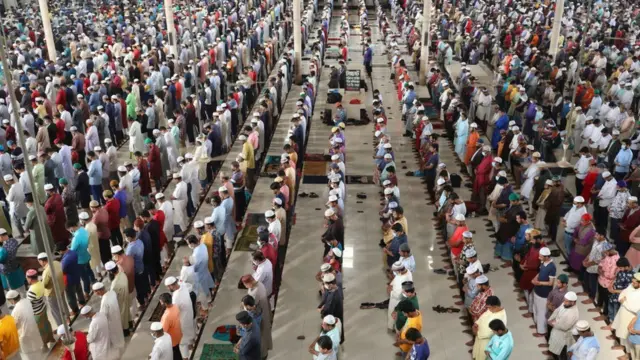 বায়তুল মোকাররম মসজিদে জুমার নামাজের দৃশ্য