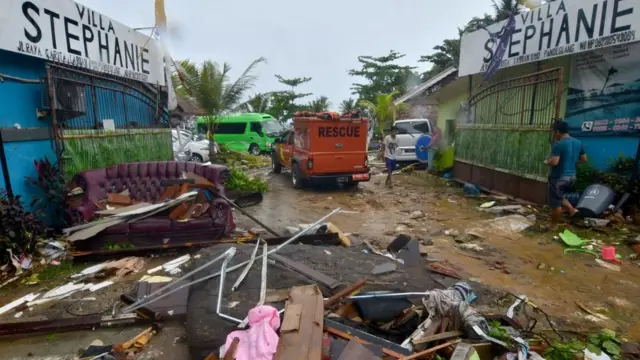 Destrozos en una carretera en la costa noroeste de Java.