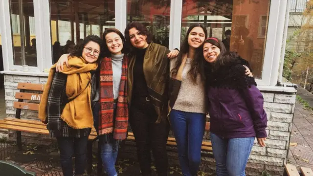 Şule Duman (soldan ikinci) ve arkadaşları