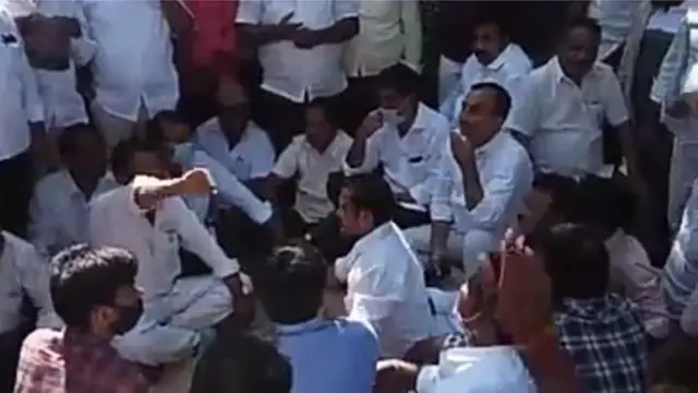 అధికార పార్టీ నేతలు దాడులు చేయిస్తున్నారని తెలుగుదేశం నేతలు ఆరోపించారు.