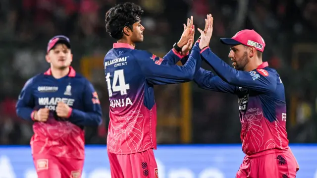 8.75 என்ற எகானமியில் பந்துவீசிய யஷ் ராஜ் புஞ்சா இங்லிஸ், பூரன் என இரு முக்கிய விக்கெட்டுகளைக் கைப்பற்றினார்