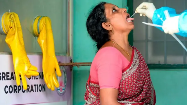 চেন্নাইয়ের টেস্টিং সেন্টারে এক নারীর নমুনা নিচ্ছেন স্বাস্থ্য কর্মী - ১৭ই জুলাই ২০২০