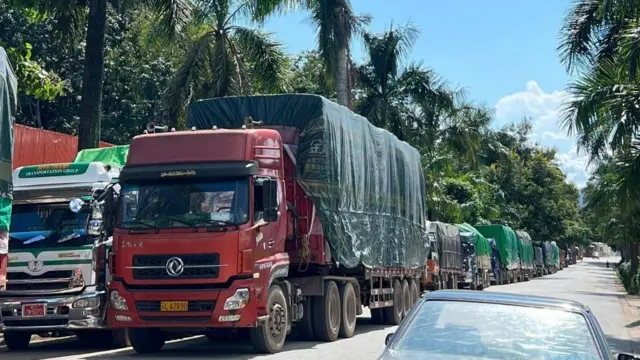 တရုတ်-မြန်မာနယ်စပ် ကျင်စန်းကျော့ဂိတ်အနီးမှာတွေ့ရတဲ့ ကုန်ကားတွေ (ပုံဟောင်း)