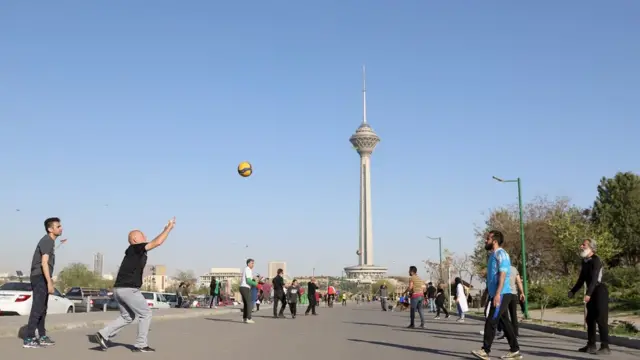 بازی در یک پارک در تهران، روز دهم فروردین