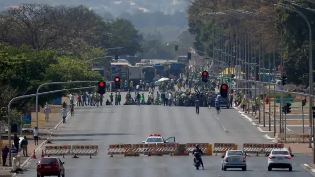 Manifestantes descendo Esplanada dos Ministérios