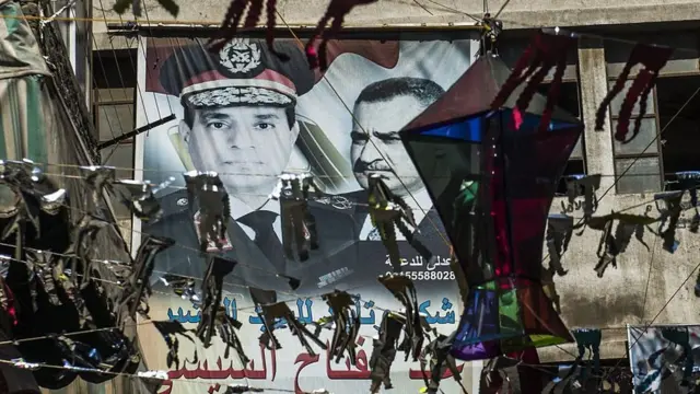 لافتة تجمع بين صورتي السيسي وعبد الناصر