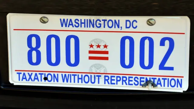 Placa de auto con la leyenda "taxation without representation" (impuestos sin representación)