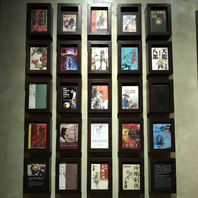 ตัวอย่างหน้าปกหนังสือของกิมย้งที่แปลเป็นภาษาต่าง ๆ มีหนังสือภาษาไทยอยู่ด้วยสองเล่ม