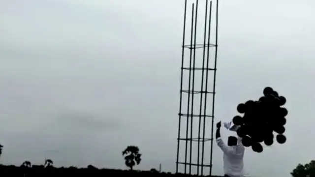 કાળા ફુગ્ગા છોડવામાં આવ્યા હતા