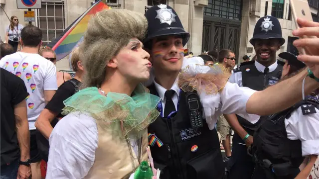 ตำรวจมากกว่า 150 นายเข้าร่วมขบวนเหรดปีนี้ด้วย นอกจากนี้ยังมีตัวแทนจากหน่วยบริการรถพยาบาลกรุงลอนดอน หน่วยดับเพลิงกรุงลอนดอน และหน่วยงานตำรวจขนส่งแห่งสหราชอาณาจักร